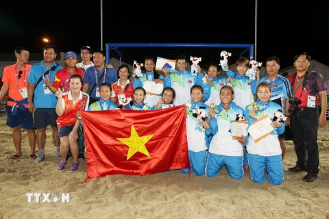 Đội Việt Nam nhận huy chương vàng. (Ảnh: Quốc Khánh/TTXVN)