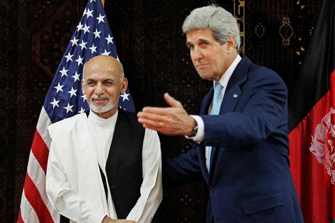 Tổng thống Afghanistan Ashraf Ghani và Ngoại trưởng Mỹ John Kerry. (Nguồn: AP)