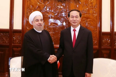 Chủ tịch nước Trần Đại Quang đón Tổng thống Cộng hòa Hồi giáo Iran Hassan Rouhani. (Ảnh: Nhan Sáng/TTXVN)