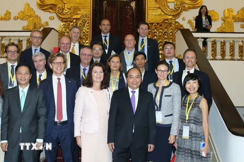 Thủ tướng Nguyễn Xuân Phúc với bà Ann Linde và các đại biểu trong đoàn. (Ảnh: Thống Nhất/TTXVN)