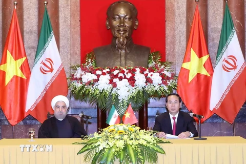 Chủ tịch nước Trần Đại Quang và Tổng thống Cộng hòa Hồi giáo Iran Hassan Rouhani họp báo thông báo kết quả hội đàm. (Ảnh: Nhan Sáng/TTXVN)