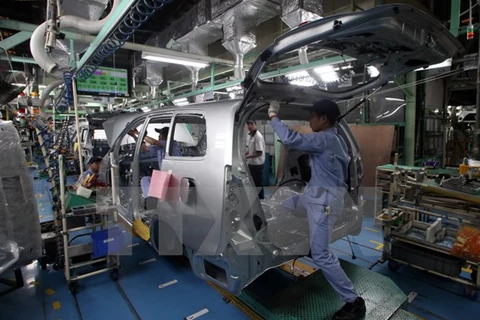Lắp ráp ôtô tại nhà máy ôtô Toyota Phúc Yên. (Ảnh: Trần Việt/TTXVN)