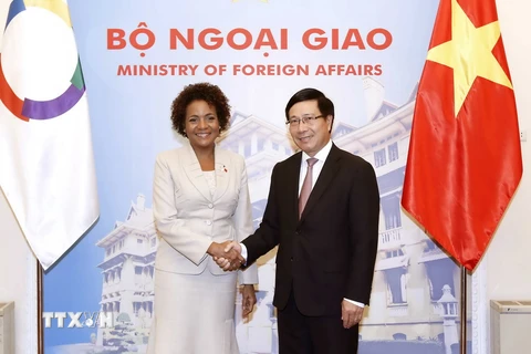 Bộ trưởng Ngoại giao Phạm Bình Minh hội đàm với bà Michaelle Jean, Tổng Thư ký Tổ chức Pháp ngữ Quốc tế. (Ảnh: An Đăng/TTXVN) 