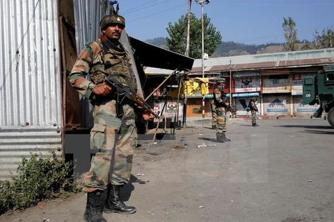 Binh sỹ Ấn Độ làm nhiệm vụ tại khu vực Baramulla, cách Srinagar - thủ phủ mùa Hè của khu vực Kashmir - 50km về phía bắc ngày 3/10. (Nguồn: EPA/TTXVN)