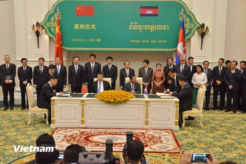 Thủ tướng Campuchia Samdech Hun Sen và Chủ tịch Trung Quốc Tập Cận Bình chứng kiến lễ ký kết và trao đổi 31 văn kiện hợp tác giữa hai nước. (Ảnh: Nguyễn Lâm/Vietnam+)