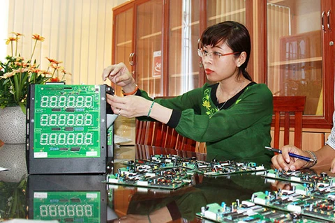 Bà Đỗ Ngọc Thanh Phương, Chi cục trưởng Chi cục tiêu chuẩn-đo lường và chất lượng (thuộc Sở Khoa học và Công nghiệp Đồng Nai được trao Giải thưởng Phụ nữ Việt Nam năm 2016. (Nguồn: Báo Đồng Nai)