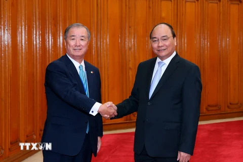 Thủ tướng Nguyễn Xuân Phúc tiếp ngài Yoichi Kobayashi - Chủ tịch Ủy ban Hợp tác Kinh tế Mekong-Nhật Bản thuộc Phòng Thương mại và Công nghiệp Nhật Bản. (Ảnh: Thống Nhất/TTXVN)