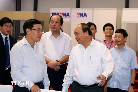 Thủ tướng Nguyễn Xuân Phúc đến kiểm tra Lễ tổng duyệt Hội nghị Cấp cao ACMECS 7, CLMV 8 và WEF-Mekong. (Ảnh: Thống Nhất/TTXVN)
