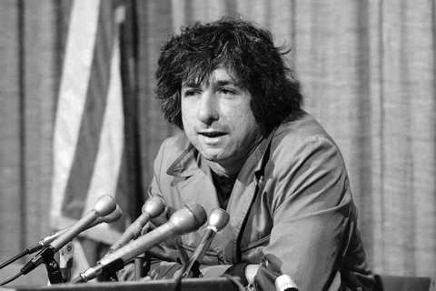 Bức ảnh chụp nhà hoạt động vì hòa bình Tom Hayden năm 1973. (Nguồn: AP)