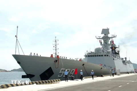 Một tàu trong Biên đội tàu Hải quân Trung Quốc cập Cảng Quốc tế Cam Ranh. (Ảnh: Nguyên Lý/TTXVN)