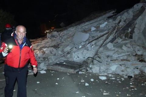 Một căn nhà bị sập do động đất ở Italy. (Nguồn: EPA)