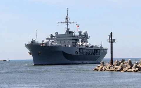 Soái hạm hạm đội 6 của Mỹ, tàu USS Mount Whitney ở Biển Đen. (Nguồn: Sputnik)