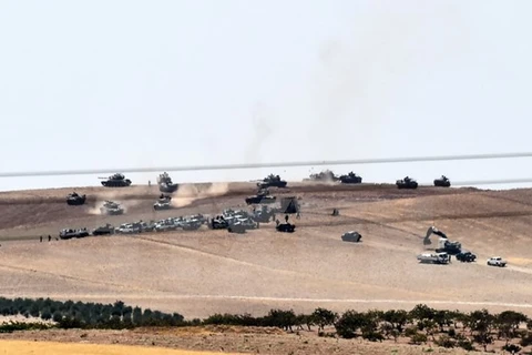 Xe tăng quân đội Thổ Nhĩ Kỳ làm nhiệm vụ trong chiến dịch chống IS tại khu vực Jarabulus, Syria ngày 24/8. (Nguồn: AFP/TTXVN)