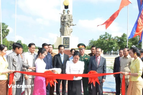 Cắt băng khánh thành Đài tưởng niệm. (Ảnh: Nguyễn Lâm/Vietnam+)