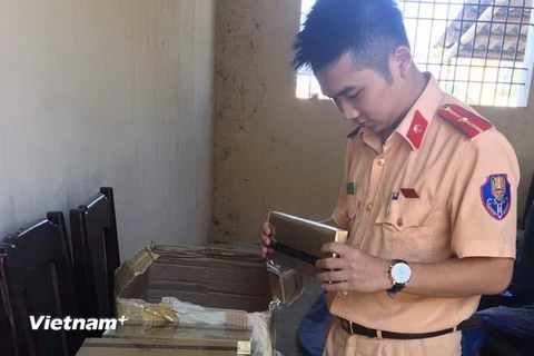 Công an tỉnh Thanh Hóa bắt giữ 1 xe ôtô vận chuyển gần 1.000 bao thuốc lá mang nhãn hiệu Esse Gold do nước ngoài sản xuất. (Ảnh: Trịnh Duy Hưng/Vietnam+)