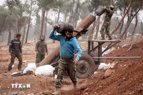 Các tay súng nổi dậy thuộc nhóm Jaish al-Fateh bắn đạn pháo cối vào khu vực do quân chính phủ Syria kiểm soát ở phía tây Aleppo ngày 28/10. (Nguồn: AFP/TTXVN)