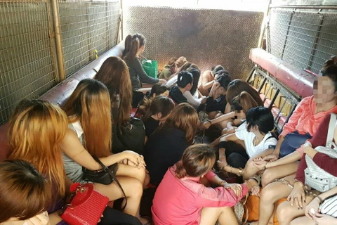 Chín người nước ngoài, trong đó có 7 phụ nữ Việt Nam, 1 phụ nữ Thái Lan và 1 người đàn ông Nepal bị bắt do vi phạm các quy định về nhập cư ở Malacca. (Nguồn: Nst.com.my) 