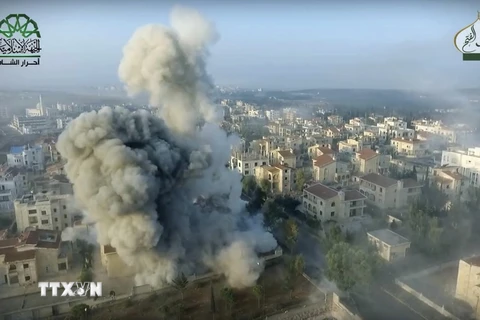Khói bốc lên sau các cuộc giao tranh tại Aleppo ngày 29/10. (Nguồn: AP/TTXVN)