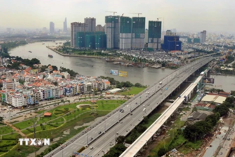 Cầu vượt đường sắt đô thị tuyến Metro số 1 vượt sông Sài Gòn. (Ảnh: An Hiếu/TTXVN)