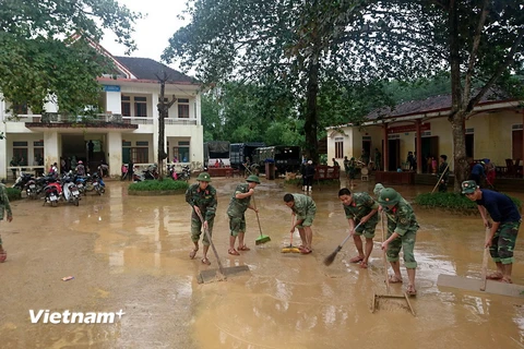 Các lực lượng tập trung giúp dọn dẹp trường học, trạm y tế và trụ sở xã. (Ảnh: Việt Hoàng/Vietnam+)