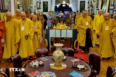 Các tăng ni, phật tử tham gia một hoạt động trong Tuần lễ văn hóa kỷ niệm 35 năm Ngày thành lập Giáo hội Phật giáo Việt Nam. (Nguồn: TTXVN)