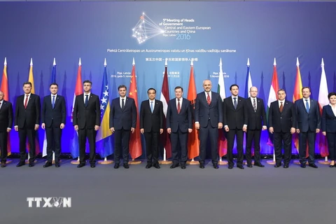 Thủ tướng Trung Quốc Lý Khắc Cường (thứ 8, trái) và lãnh đạo các nước khu vực Trung-Đông Âu chụp ảnh chung tại hội nghị. (Nguồn: THX/TTXVN)