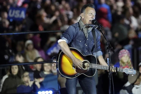 Ca sỹ Bruce Springsteen biểu diễn tại cuộc vận động tranh cử của bà Clinton. (Nguồn: Phillyvoice.com)