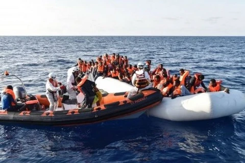 Lực lượng cứu hộ cứu các nạn nhân chìm tàu. (Nguồn: AFP)
