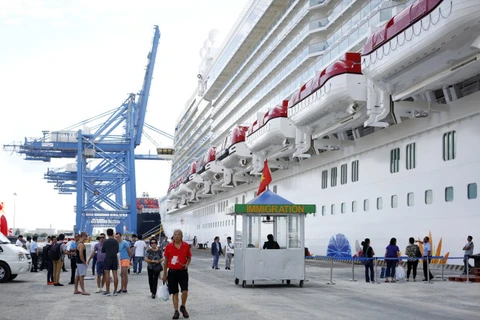 Du thuyền hạng sang đưa 2.000 khách quốc tế thăm vịnh Nha Trang