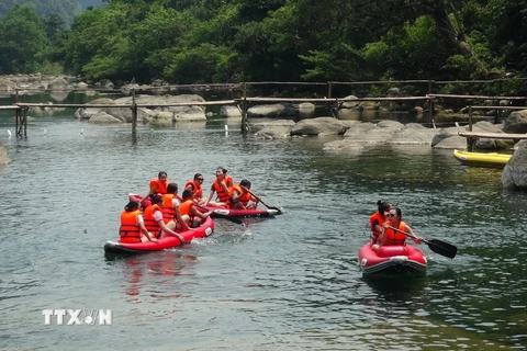 Du khách tại khu du lịch Suối Moọc và Sông Chày-Hang Tối trong quần thể du lịch hang động Quảng Bình. (Ảnh: Đức Thọ/TTXVN)