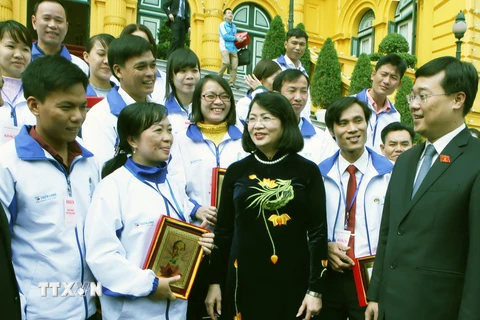Phó Chủ tịch nước Đặng Thị Ngọc Thịnh với các đại biểu. (Ảnh: Nguyễn Dân/TTXVN)