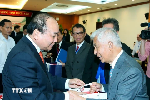 Thủ tướng Nguyễn Xuân Phúc tặng quà cho các đại biểu. (Ảnh: Thống Nhất/TTXVN)