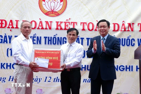 Phó Thủ tướng Vương Đình Huệ tặng quà cho khu dân cư khối Trung Hòa. (Ảnh: Tá Chuyên/TTXVN)