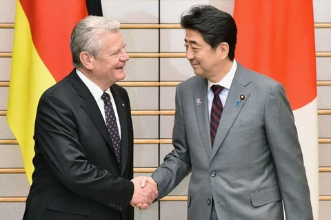 Thủ tướng Nhật Bản Shinzo Abe (phải) và Tổng thống Đức Joachim Gauck. (Nguồn: Kyodo) 