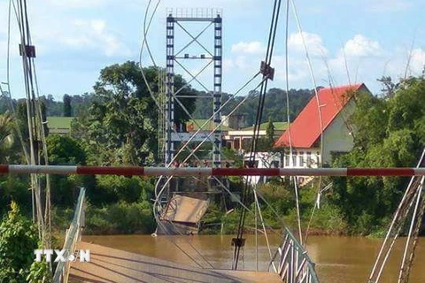  Cầu treo Tà Lài bị sập hoàn toàn. (Ảnh: Sỹ Tuyên/TTXVN)