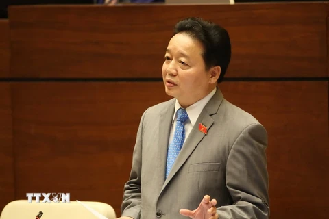 Bộ trưởng Bộ Tài nguyên và Môi trường Trần Hồng Hà trả lời chất vấn của Đại biểu Quốc hội. (Ảnh: Phương Hoa/TTXVN)