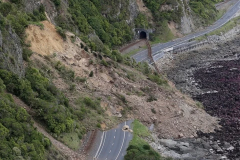 Một con đường bị chia cắt vì động đất ở New Zealand. (Nguồn: CBC)
