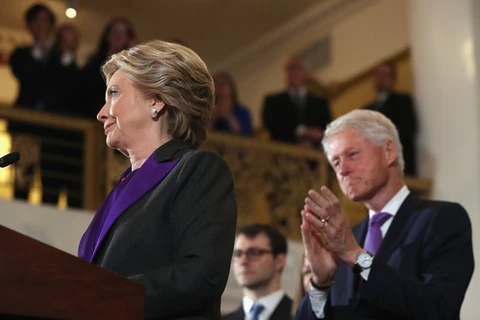 Giây phút xúc động khi bà Hillary Clinton kết thúc bài phát biểu của mình.