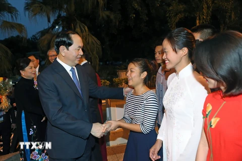 Chủ tịch nước Trần Đại Quang với cán bộ nhân viên Đại sứ quán, đại diện Cộng đồng người Việt Nam đang học tập, làm ăn và sinh sống tại Cuba. (Ảnh: Nhan Sáng/TTXVN)