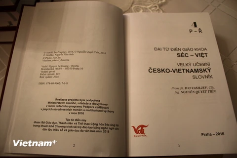 Tập 4 Đại từ điển giáo khoa Séc-Việt. (Ảnh: Ngọc Mai-Hồng Tâm/Vietnam+)
