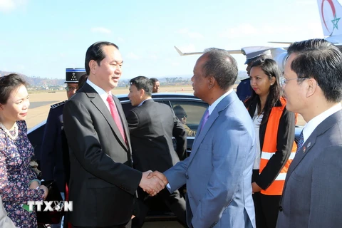 Các quan chức Chính phủ Madagascar cùng Ban tổ chức Hội nghị đón Chủ tịch nước Trần Đại Quang và Phu nhân tại sân bay quốc tế Ivato. (Ảnh: Nhan Sáng/TTXVN)