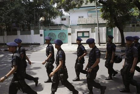 Cảnh sát Indonesia bên ngoài Đại sứ quán Myanmar. (Nguồn: AP)