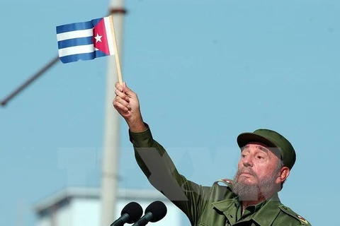 Lãnh tụ Cuba Fidel Castro phát biểu trước hàng nghìn người dân bên ngoài Văn phòng đại diện quyền lợi của Mỹ ở La Habana (Cuba) ngày 21/6/2004. (Nguồn: EPA/ TTXVN)