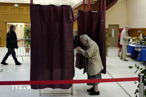 Cử tri Pháp bỏ phiếu tại một điểm bầu cử ở Lille ngày 27/11. (Nguồn: AP/TTXVN)