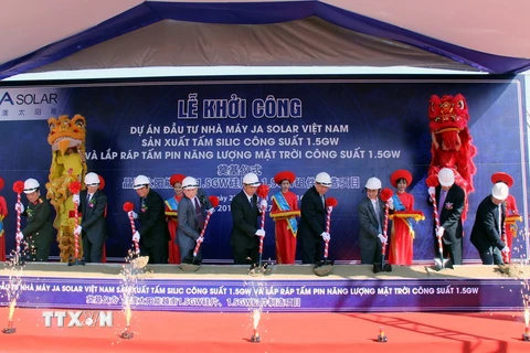 Đại diện nhà đầu tư cùng đại diện lãnh đạo tỉnh Bắc Giang tiến hành nghi lễ khởi công dự án. (Ảnh: Tùng Lâm/TTXVN)