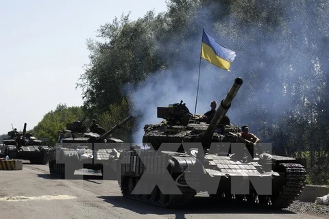 Binh sỹ Ukraine tuần tra gần thành phố Debaltseve thuộc khu vực Donetsk ngày 3/8. (Nguồn: AFP/TTXVN)
