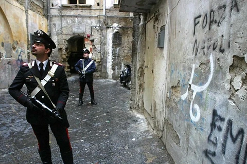 Cảnh sát Italy tuần tra trên trên đường phố. (Nguồn: Rex Features)