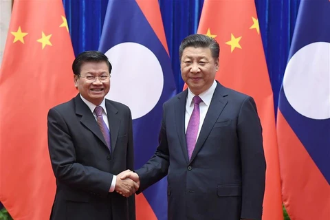 Chủ tịch Trung Quốc Tập Cận Bình và Thủ tướng Lào Thongloun Sisoulith. (Nguồn: Xinhua)