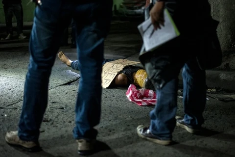 Xác một kẻ buôn ma túy tại một góc phố ở Philippines. (Nguồn: AFP) 