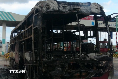 Một chiếc xe khách từng bị cháy rụi tại Phú Yên. (Ảnh minh họa. Nguồn: TTXVN)